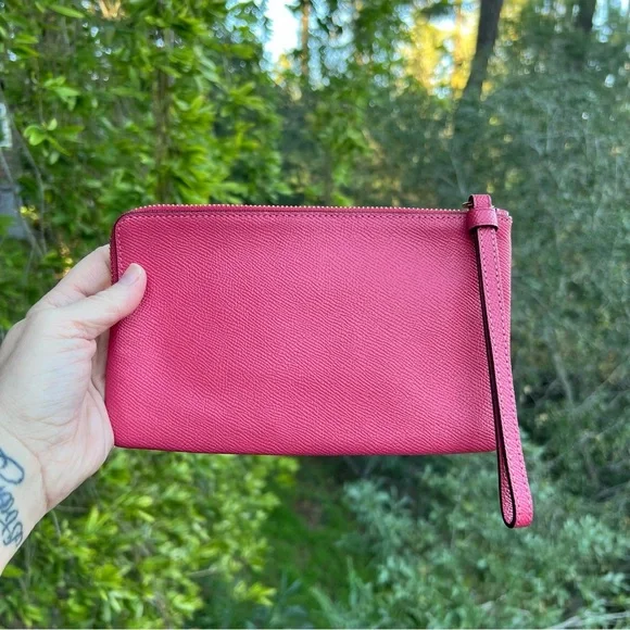 COACH Large Corner Zip Wristlet & Phone Wallet in Pink w Gold Hardware AUTHENTIC - Picture 2 of 11